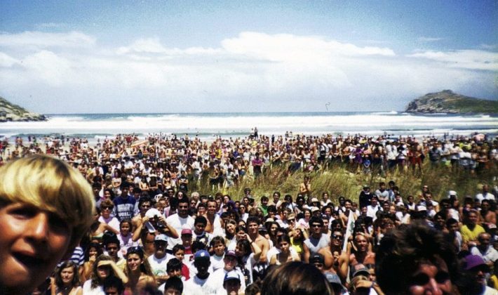 Festa de entrega de prêmios aos melhores surfistas do Circuito Brasileiro de 1993, realizada no Imbituba Atlético Clube, durante o OP PRO 94, no mês de fevereiro deste mesmo ano. A foto está meio desfocada mas dá pra ver. OP Pro Imbituba 94. Foto: Renato de Alexandrino.