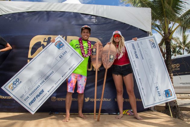 Kai Lenny e Izzi Gomez. Sunset Beach Pro 2017. Foto: Brian Bielmann.