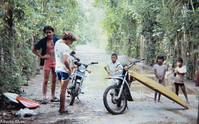 Roubadinha a caminho de Uluwatu: Bruno e Brad, Indonésia. Foto: Gabriel Angi / Surf Van.