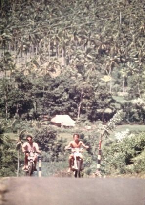 Bruno e Brad a caminho de Uluwatu, Indonésia. Foto: Gabriel Angi / Surf Van.