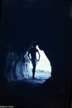 Bruno numa caverna em Queenscliff, Austrália. Foto: Gabriel Angi / Surf Van.