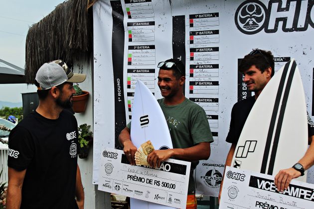 Pódio com o Presidente da ASPI Juliano Gleison, Kaique de Oliveira e Jonatan Busetti Board Co. Champion, Praia Brava, Itajaí. Foto: The Cave Productions.