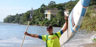 Remador faz a circunavegação de Florianópolis a bordo de um SUP