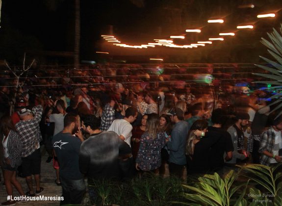 Arraial na Lost House tem lotação máxima e reunião de gatas em Maresias, em São Sebastião. Foto: Gabriel Adrian Jurado.