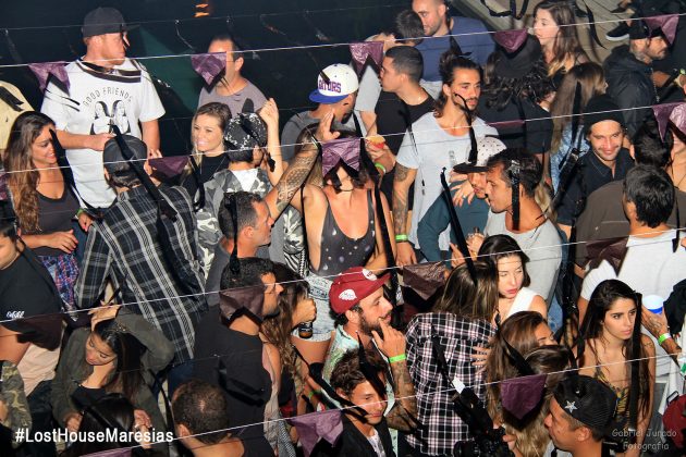 Arraial na Lost House tem lotação máxima e reunião de gatas em Maresias, em São Sebastião. Foto: Gabriel Adrian Jurado.