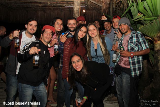 Arraial na Lost House tem lotação máxima e reunião de gatas em Maresias, em São Sebastião. Foto: Gabriel Adrian Jurado.