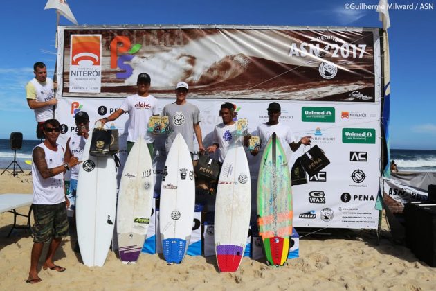 Pódio Open primeira etapa do Circuito AS, praia de Itacoatiara (RJ). Foto: Dunbar.