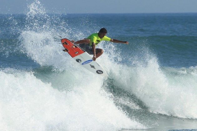 Cauã Costa Hang Loose Surf Attack, Maresias, São Sebastião. Foto: Munir El Hage.