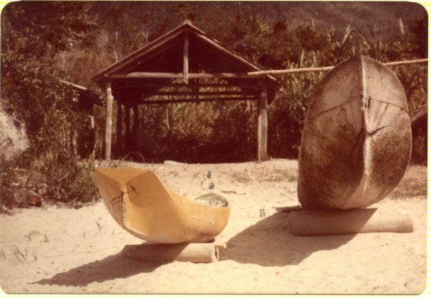 Rancho das canoas na praia de Trindade 1975, Trindade (RJ). Foto: Andy Goldstein.