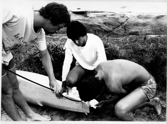Eu arrumando a rabeta  da minha Jhonny Rice sob os olhares de Fernando Mesquita e Madureira, durante o campeonato de 1977, Trindade (RJ). Foto: Andy Goldstein.