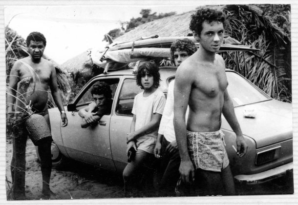 Charlys, Alberto e Augusto Alves e Ilan Goldstein nos ranchos em 1976, partindo para enfrentar a lama, Trindade (RJ). Foto: Andy Goldstein.