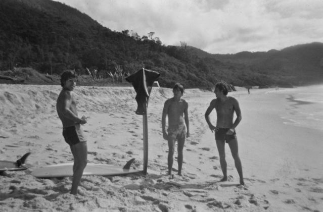 Augusto, Bruno Alves e Paciléu no Sapo point na praia de Trindade em 1977, Trindade (RJ). Foto: Fernando Mesquita.
