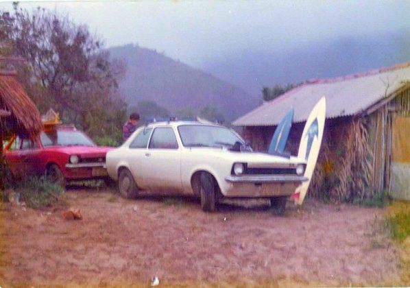 Nossos carros ao lado dos ranchos em 1976, Trindade (RJ). Foto: Renato Zimmermann.