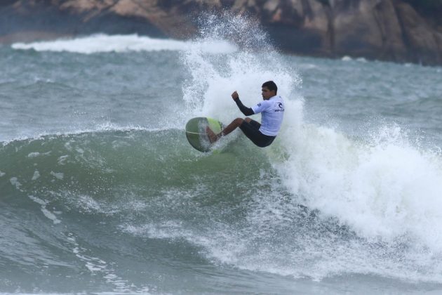 Valdemir Oliveira, Rip Curl Guarujá Open 2017, Praia do Guaiúba. Foto: Silvia Winik.