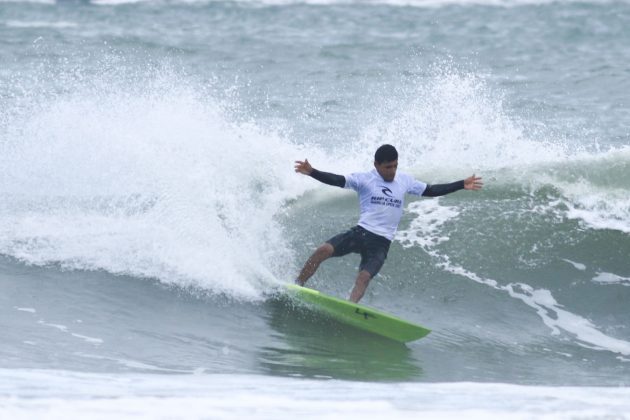 Valdemir Oliveira, Rip Curl Guarujá Open 2017, Praia do Guaiúba. Foto: Silvia Winik.