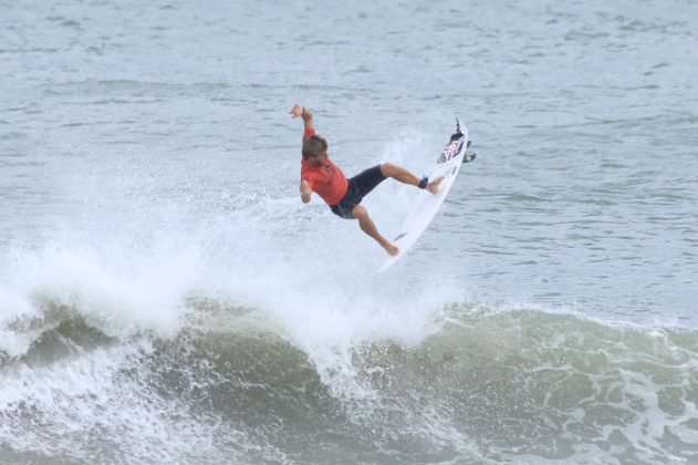 Vitor Mendes, Rip Curl Guarujá Open 2017, Praia do Guaiúba. Foto: Silvia Winik.