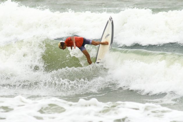 Alax Soares, Rip Curl Guarujá Open 2017, praia das Astúrias. Foto: Silvia Winik.