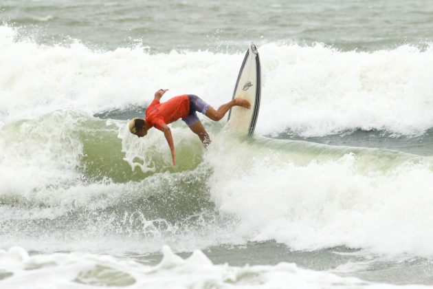 Alax Soares, Rip Curl Guarujá Open 2017, praia das Astúrias. Foto: Silvia Winik.