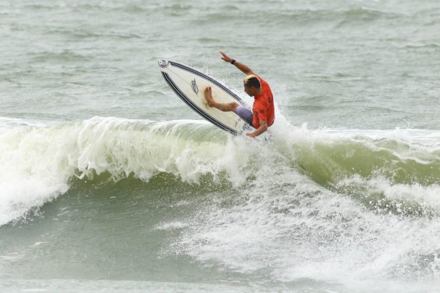 Alax Soares, Rip Curl Guarujá Open 2017, praia das Astúrias. Foto: Silvia Winik.