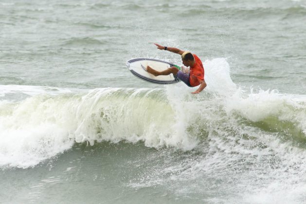 Alax Soares, Rip Curl Guarujá Open 2017, praia das Astúrias. Foto: Silvia Winik.