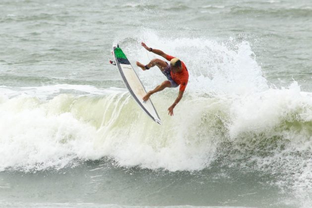 Alax Soares, Rip Curl Guarujá Open 2017, praia das Astúrias. Foto: Silvia Winik.