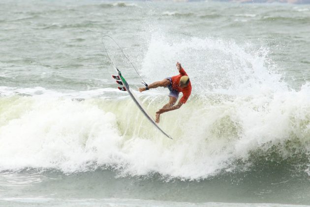 Alax Soares, Rip Curl Guarujá Open 2017, praia das Astúrias. Foto: Silvia Winik.