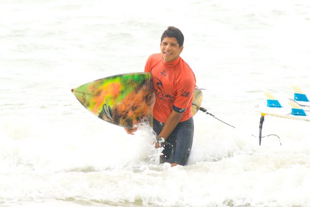 Caio Augusto, Rip Curl Guarujá Open 2017, praia das Astúrias. Foto: Silvia Winik.