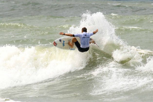 Eduardo Barrionuevo, Rip Curl Guarujá Open 2017, praia das Astúrias. Foto: Silvia Winik.