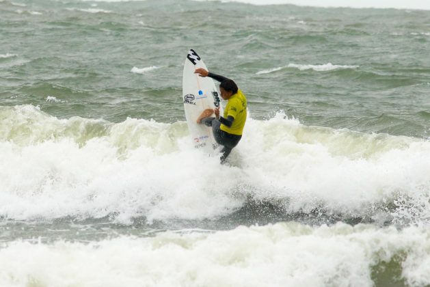 Eduardo Motta, Rip Curl Guarujá Open 2017, praia das Astúrias. Foto: Silvia Winik.