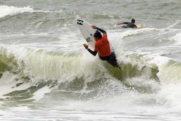 Eduardo Motta, Rip Curl Guarujá Open 2017, praia das Astúrias. Foto: Silvia Winik.