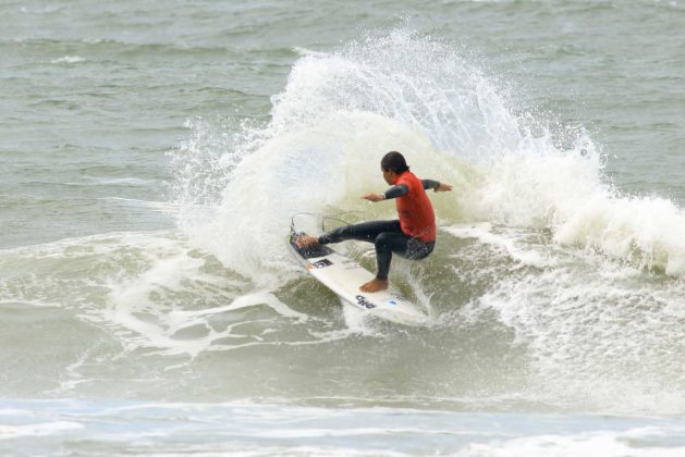 Eduardo Motta, Rip Curl Guarujá Open 2017, praia das Astúrias. Foto: Silvia Winik.