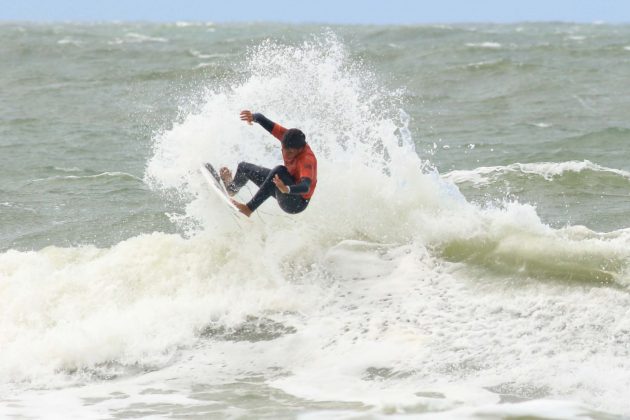 Eduardo Motta, Rip Curl Guarujá Open 2017, praia das Astúrias. Foto: Silvia Winik.