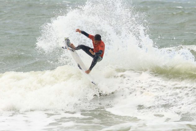 Eduardo Motta, Rip Curl Guarujá Open 2017, praia das Astúrias. Foto: Silvia Winik.