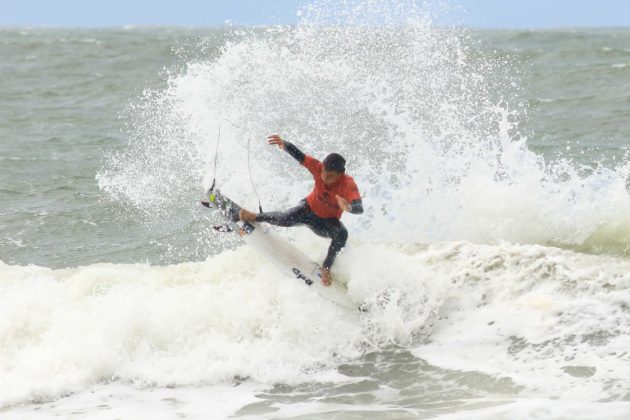 Eduardo Motta, Rip Curl Guarujá Open 2017, praia das Astúrias. Foto: Silvia Winik.