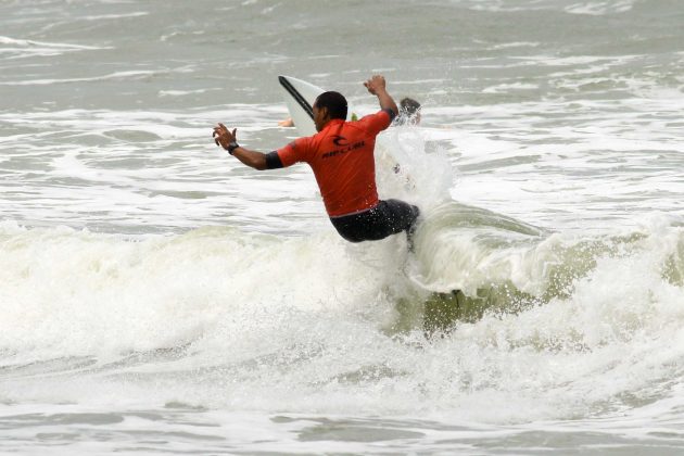 Gilmar Silva, Rip Curl Guarujá Open 2017, praia das Astúrias. Foto: Silvia Winik.