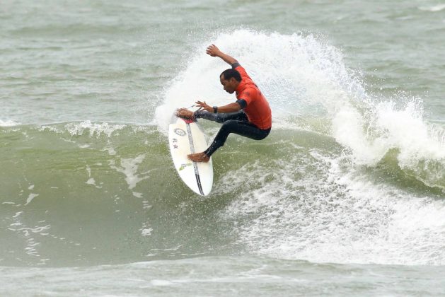 Gilmar Silva, Rip Curl Guarujá Open 2017, praia das Astúrias. Foto: Silvia Winik.