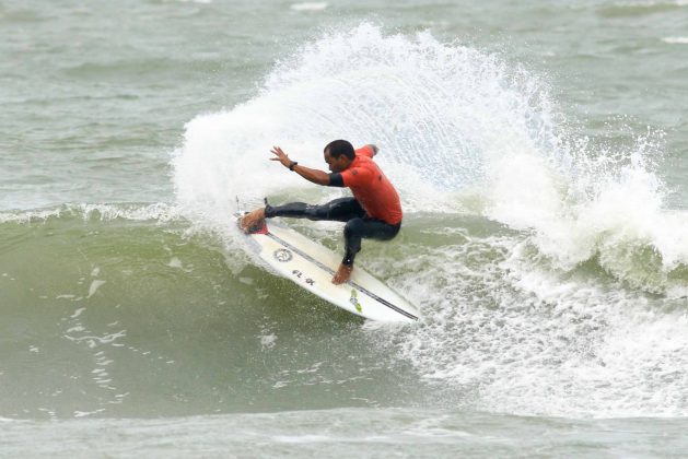 Gilmar Silva, Rip Curl Guarujá Open 2017, praia das Astúrias. Foto: Silvia Winik.