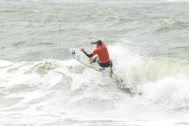 Giovani Pontes, Rip Curl Guarujá Open 2017, praia das Astúrias. Foto: Silvia Winik.