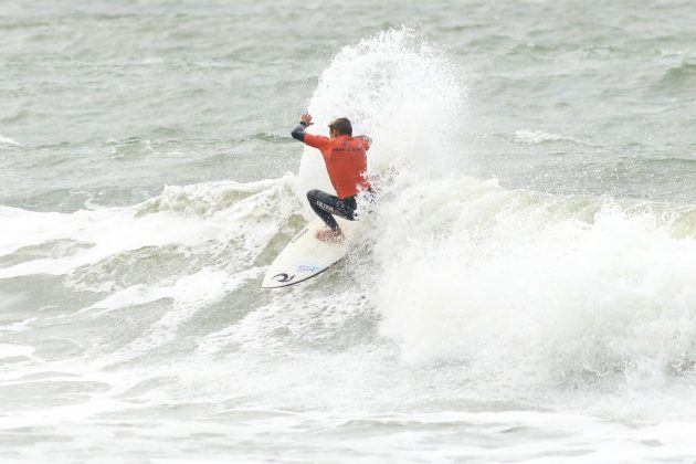 Giovani Pontes, Rip Curl Guarujá Open 2017, praia das Astúrias. Foto: Silvia Winik.