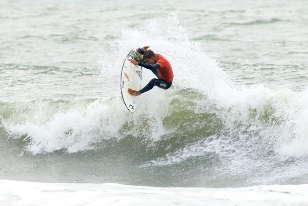 Giovani Pontes, Rip Curl Guarujá Open 2017, praia das Astúrias. Foto: Silvia Winik.