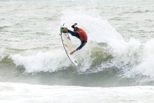 Giovani Pontes, Rip Curl Guarujá Open 2017, praia das Astúrias. Foto: Silvia Winik.