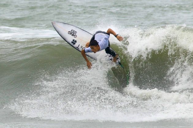 Guilherme Silva, Rip Curl Guarujá Open 2017, praia das Astúrias. Foto: Silvia Winik.