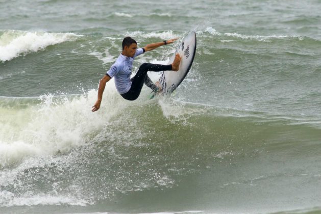 Guilherme Silva, Rip Curl Guarujá Open 2017, praia das Astúrias. Foto: Silvia Winik.