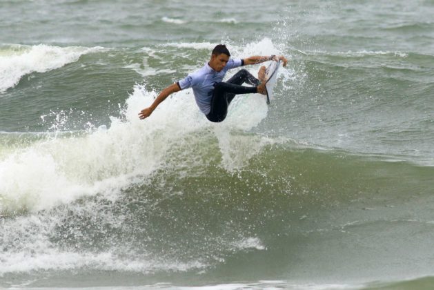 Guilherme Silva, Rip Curl Guarujá Open 2017, praia das Astúrias. Foto: Silvia Winik.