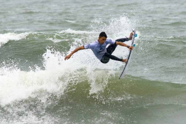 Guilherme Silva, Rip Curl Guarujá Open 2017, praia das Astúrias. Foto: Silvia Winik.