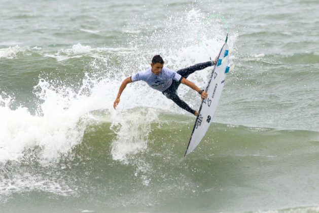 Guilherme Silva, Rip Curl Guarujá Open 2017, praia das Astúrias. Foto: Silvia Winik.