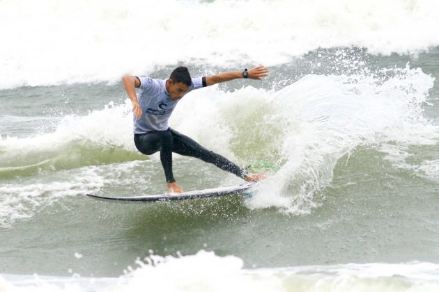 Guilherme Silva, Rip Curl Guarujá Open 2017, praia das Astúrias. Foto: Silvia Winik.