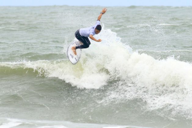 Guilherme Silva, Rip Curl Guarujá Open 2017, praia das Astúrias. Foto: Silvia Winik.