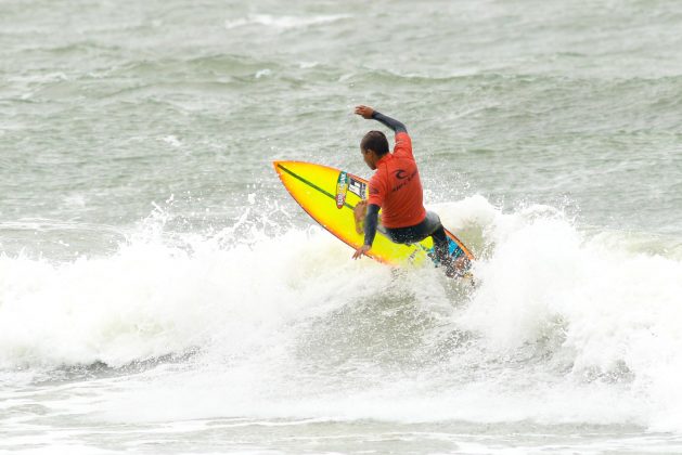 Ihgor Santana, Rip Curl Guarujá Open 2017, praia das Astúrias. Foto: Silvia Winik.