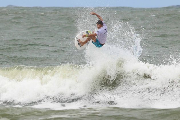 Jackson Santos, Rip Curl Guarujá Open 2017, praia das Astúrias. Foto: Silvia Winik.